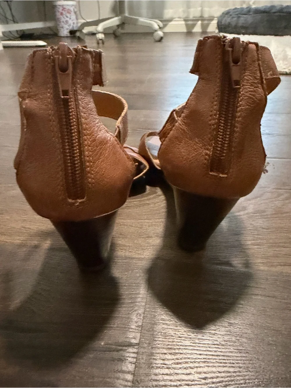 Steve Madden Tan Brown Strappy Wedge Sandals size 8